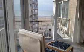 Zonnig en gezellig appartement met zijdelings zeezicht en zwembad in Koksijde